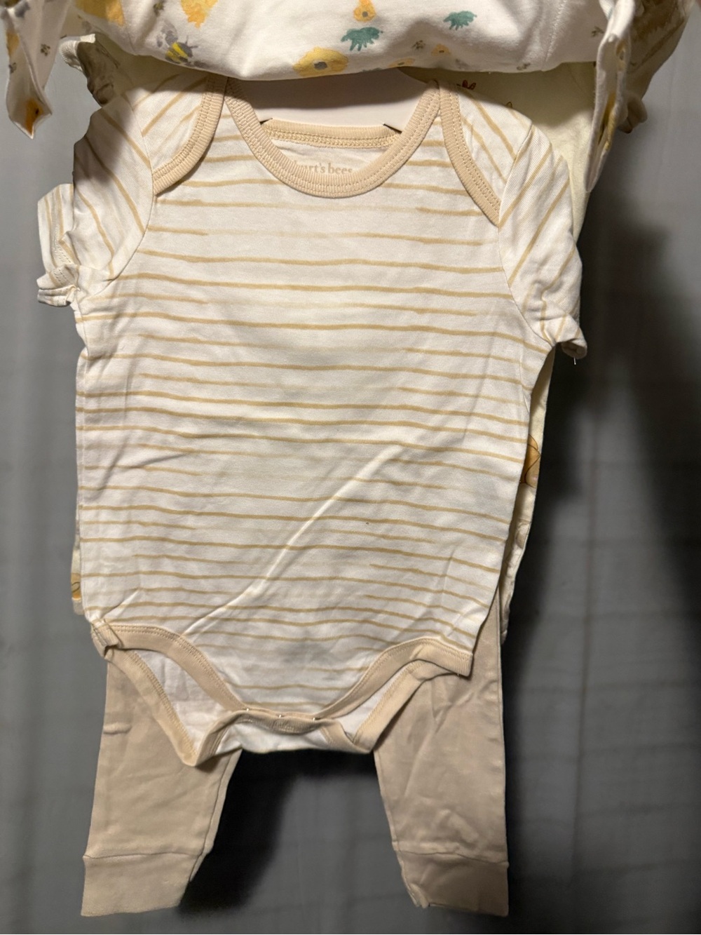 Burt's Bees Baby White Bee & Yellow Flower Short-Sleeve 4 pieceBodysuit outfit - Picture 2 of 3